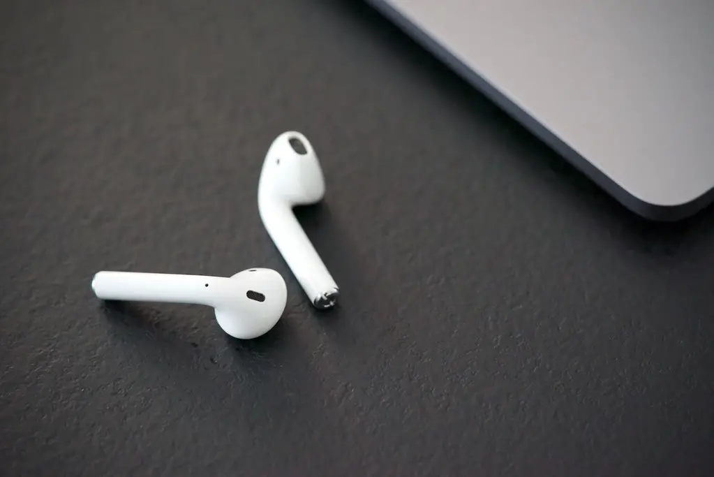 Беспроводные наушники apple 3 поколения. AIRPODS (2‑го поколения). Аирподс 2 фото. Apple Earpods 3-го поколения. AIRPODS фото.