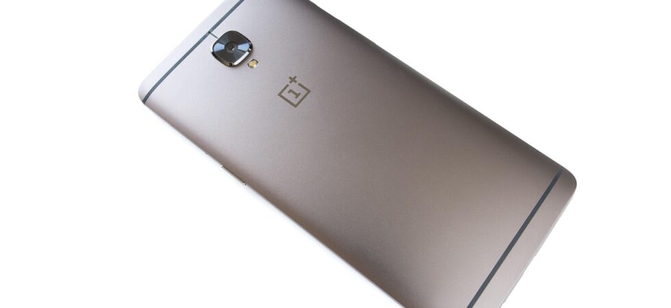 OnePlus smartphone displaying a root access vulnerability alert with OxygenOS logo