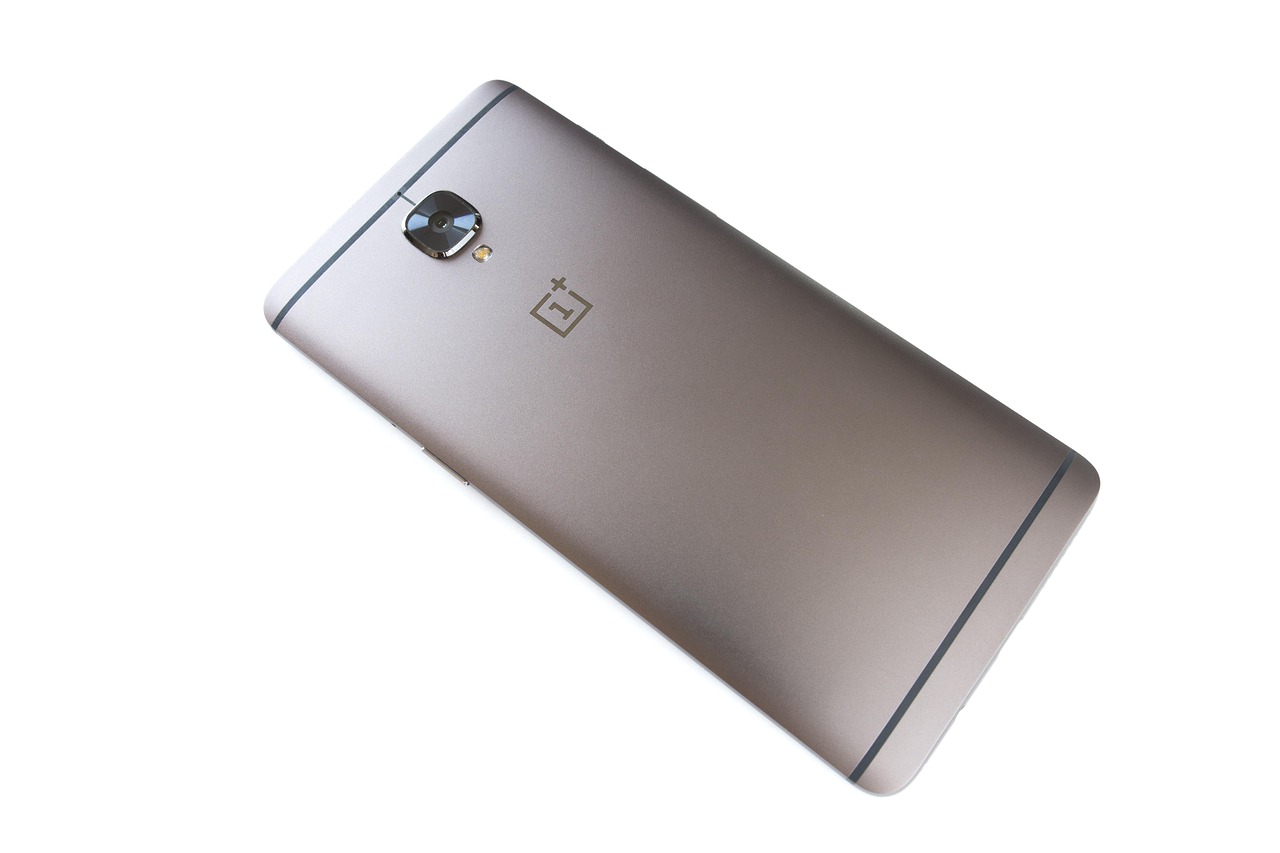 OnePlus smartphone displaying a root access vulnerability alert with OxygenOS logo